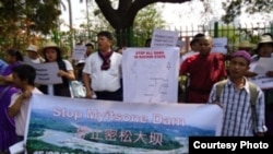 2010年缅甸社会公开抗议建造密松大坝。(照片来源:缅甸非政府组织克钦发展网络提供)