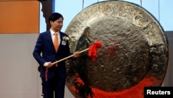 资料照片:小米公司创始人、董事长兼首席执行官雷军准备在香港交易所敲锣,小米公司在香港上市。(2018年7月9日)