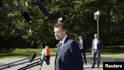 资料照:爱沙尼亚外长雷因萨鲁2019年8月29日在赫尔辛基参加欧盟外长非正式会议时对媒体发表讲话(路透社)。