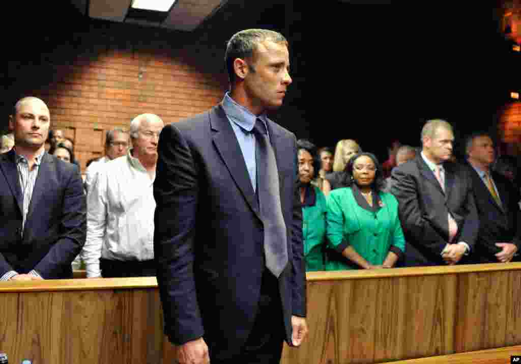 Oscar Pistorius trong phiên tòa xét đơn xin tại ngoại hầu tra ở Pretoria, Nam Phi. ngày 19 tháng 2, 2013. Thẩm phán tòa án nói Pistorius phải đối mặt với những điều kiện được tại ngoại nghiêm ngặt nhất theo luật pháp Nam Phi.