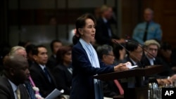Bà Aung San Suu Kyi, đại diện chính phủ Myanmar, tại tòa.