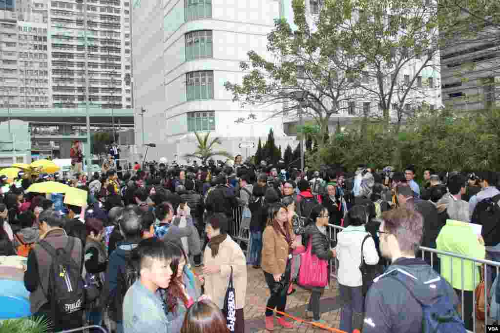 占中三子率众自首(美国之音海彦拍摄)