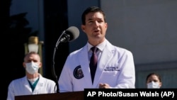 特朗普总统保健医生康利在沃尔特-里德军事医疗中心门口发布特朗普总统最近健康报告。(AP Photo/Susan Walsh AP)