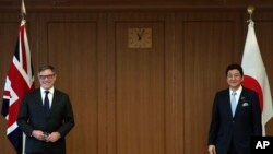英国国防部采购部长奎因（左）在东京与日本防卫相岸信夫会晤。（2021年9月22日）