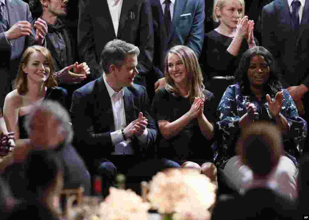 2017年2月6日,影星麦特・戴蒙及其左侧的演员艾玛·斯通(Emma Stone )以及右侧的演员 Octavia Spencer 在奥斯卡提名午餐会上。艾玛·斯通后来荣获最佳女演员奖。