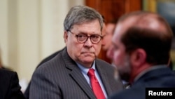 资料照片：司法部长巴尔抵达白宫东室，准备聆听特朗普总统就被参议院弹劾审判宣布无罪发表讲话。(2020年2月6日)