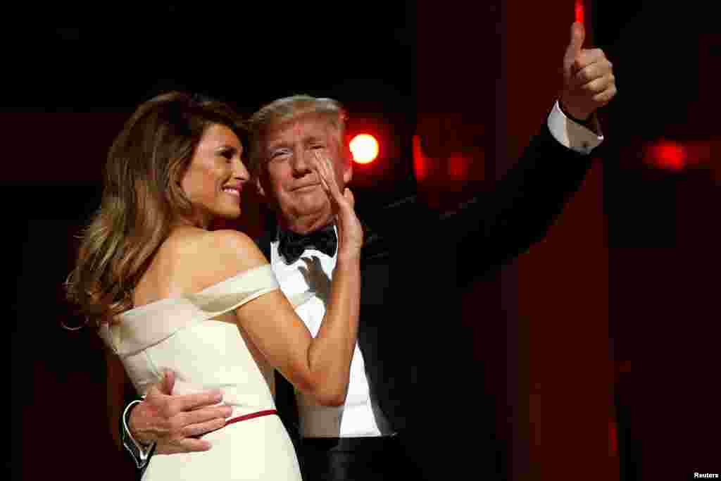 美国总统唐纳德·川普和第一夫人梅拉尼亚·川普在华盛顿会议中心参加就职大典庆祝舞会之一“自由舞会”(2017年1月20日)