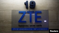 Logo của tập đoàn ZTE của Trung Quốc tại văn phòng của tập đoàn ở Caracas, Venezuela, ngày 4 tháng 10, 2018.