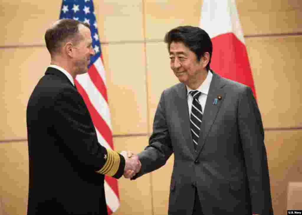 2019年1月17日,美国海军作战部长约翰·理查森在东京会见日本首相安倍晋三,以进一步加强美日军事关系(美国海军图片)。 理查森(John Richardson)1月18日在日本表示,不排除派遣航空母舰穿过台湾海峡的可能。美国已经十多年没有向台湾海峡派遣航空母舰。理查森在东京接受访问时说:“我们不认为应该限制在这些海域可以通过的船型。”“我们把台湾海峡看作国际水域的一部分,这就是我们进行这些航行穿越的原因。”