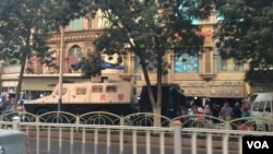 乌鲁木齐街头有武警车辆(2014年9月,VOA图片)