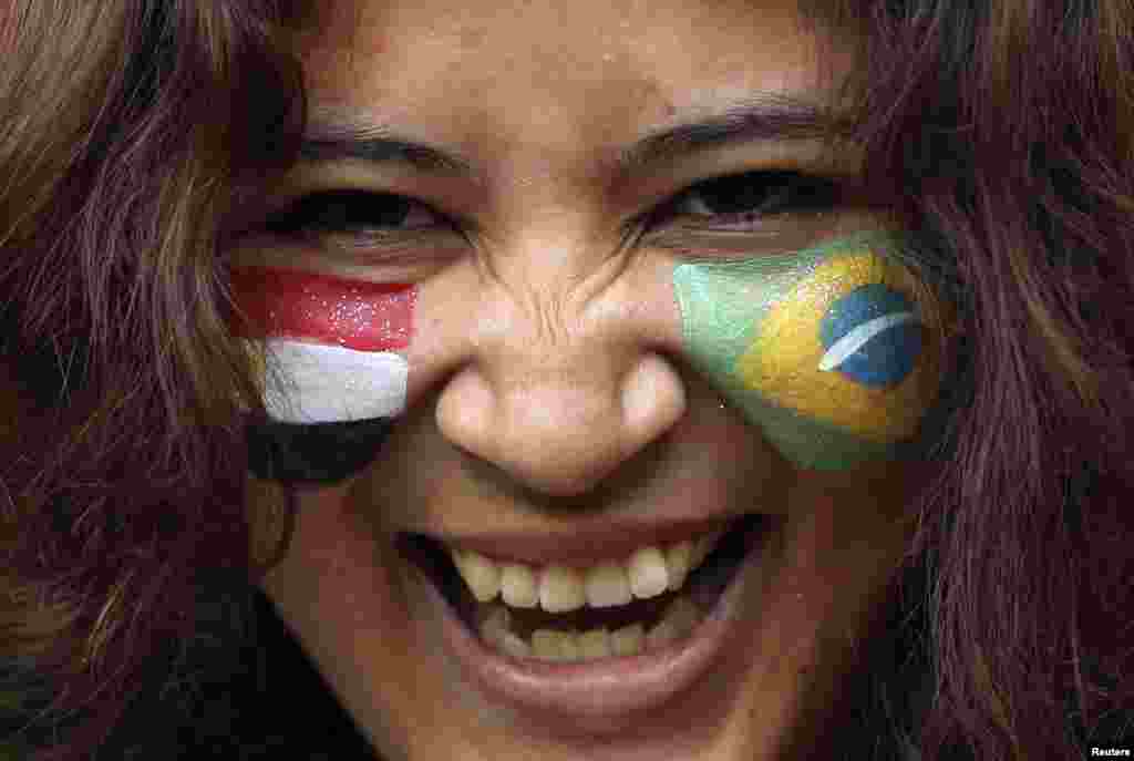 Một khán giả sơn quốc kỳ Ai Cập và Brazil trên mặt trong trận đấu của bảng C giữa hai nước tại Sân vận động Millennium ở Cardiff, ngày 26/7/2012