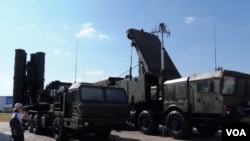 2014年莫斯科武器展上的S-400防空导弹。(美国之音白桦拍摄)