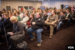 肯塔基州联邦参议员保罗的支持者不顾恶劣天气,坚持参加集会表示对候选人的支持。(美国之音记者方正拍摄)