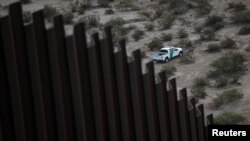 一辆美国警方的巡逻车在美墨边界美方一侧 (2016年11月12日)