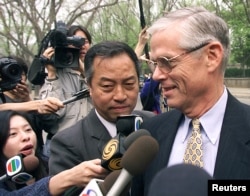 美国驻华大使普理赫在美国使馆外面回答记者的提问(2001年4月18日)