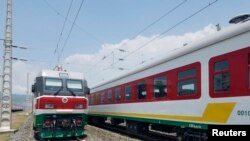 埃塞俄比亚的亚的斯亚贝巴郊外火车站外面的电动火车(2016年9月24日)