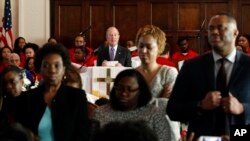 纽约前市长布隆伯格受到了教堂礼拜者较为冷淡的接待。有些人背对布隆伯格而立,抗议他当纽约市长期间让警察实行针对黑人和拉丁裔的“拦截并搜身”政策。