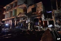 叙利亚人聚集在大马士革以南10公里处发生几起爆炸的地点(2016年2月21日)