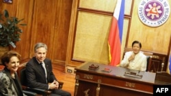 美国国务卿安东尼·布林肯(左二)星期二(3月19日)在菲律宾总统官邸马拉坎南宫与菲律宾总统费迪南德·小马科斯会晤。