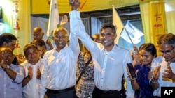 马尔代夫反对派候选人萨利赫(左三)宣布胜选