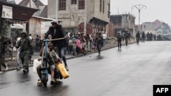 Bavandi na tuku-tuku ya koni "chukudu" azali kotambola liboso lya molongo ya batamboki ba M23 baye bazali kokota na Goma, 27 sanza ya yambo 2025.