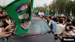 巴基斯坦前总理谢里夫离开首都伊斯兰堡,支持者围在他的汽车旁 (2017年8月9日)