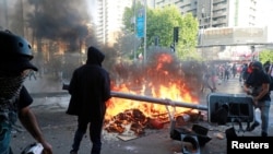 反政府示威者在圣地亚哥焚烧交通信号灯。(2019年10月29日)