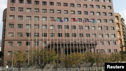 台湾邦交国所罗门群岛的旗帜(右二)在台北一座各国外交使团使用的大楼前飘扬。(2016年12月23日)