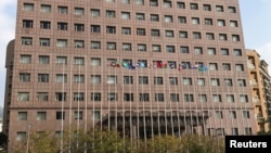 台湾邦交国所罗门群岛的旗帜(右二)在台北一座各国外交使团使用的大楼前飘扬。(2016年12月23日)