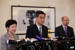 香港特首梁振英(中)在记者会上(2014年10月16日)