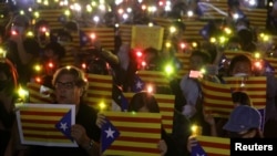 香港抗议者手举加泰罗尼亚独立运动的旗帜在中环遮打花园集会支持加泰罗尼亚的示威者。(2019年10月24日)