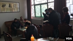 2016年12月19日,聂树斌母亲张焕芝和率先曝光聂案蹊跷内幕的资深媒体人马云龙面对媒体镜头。(美国之音叶兵拍摄)