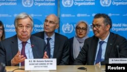 Tông thư ký Liên hiệp quốc Antonio Guterres (trái) và Tổng giám đốc Tổ chức Y tế Thế giới (WHO) Tedros Adhanom Ghebreyesus (phải) trong cuộc họp báo về COVID-19 tại trụ sở của WHO ở Geneva, Thụy Sĩ, ngày 24/2/2020.