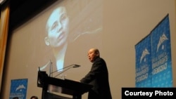 留着“刘霞发式”的杨建利2月在日内瓦人权与民主高峰会介绍刘霞被软禁状况（公民力量 推特图片）