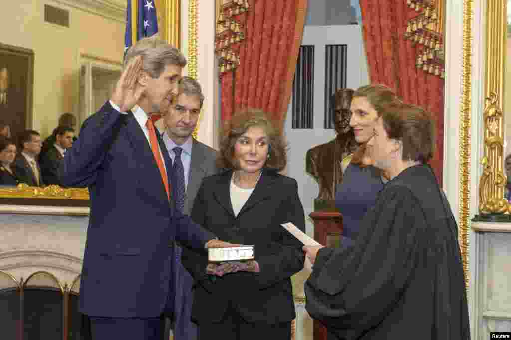 前民主党籍麻萨诸塞州国会参议员、参议院外交关系委员会主席约翰·克里正式宣誓就任美国国务卿。妻子特雷萨.海因茨·克里(中)在旁观看。