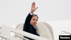 美国国务卿布林肯在启程访问以色列和约旦河西岸时挥手致意。(2021年5月24日)