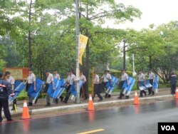 警方准备(美国之音赵婉成拍摄)