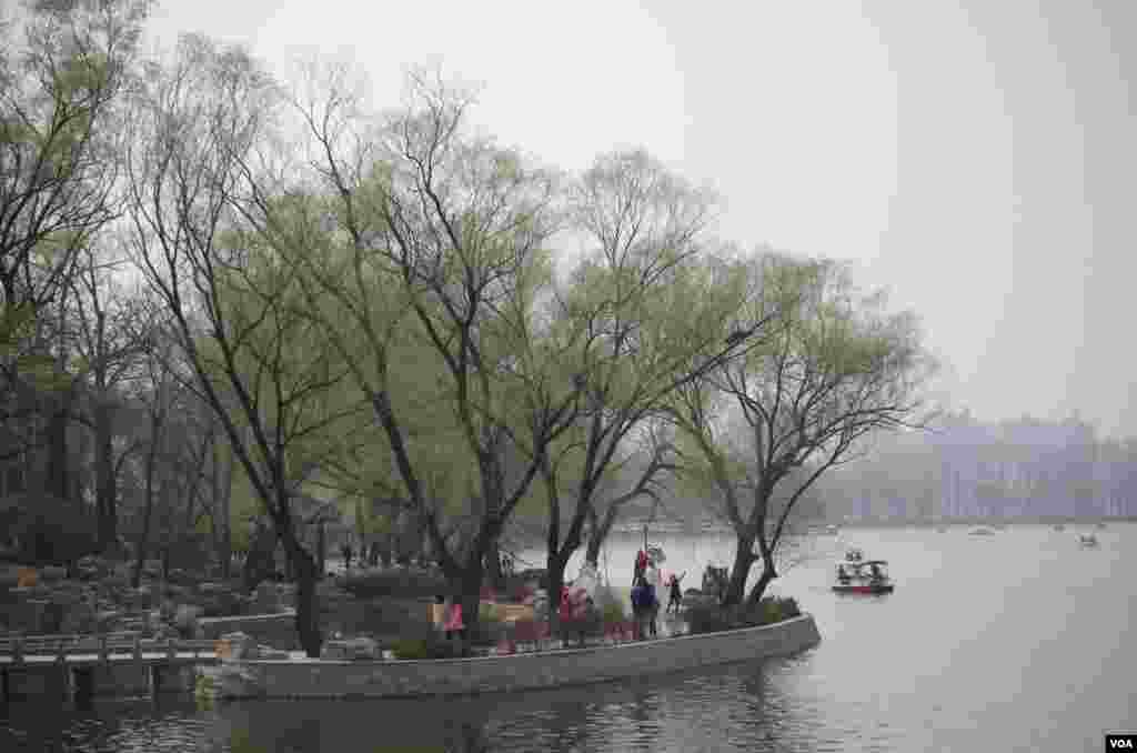 笼罩在雾霾当中的柳桥映月景区 (曾谙 摄于2016年3月21日)