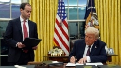 Tổng thống Donald Trump ký sắc lệnh hành pháp về TikTok tại Phòng Bầu dục của Nhà Trắng, Thứ Hai, ngày 20/1/ 2025. (Ảnh AP/Evan Vucci)