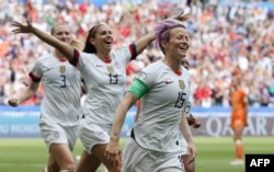 美国队主力队员梅根·拉皮诺埃(Megan Rapinoe)在对荷兰队的决赛进行到61分钟时为美国队踢进了一个点球。