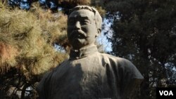 北京大学校园内李大钊之像。北大有中国共产党创始人李大钊之像,而容不下燕京大学校长司徒雷登之墓(美国之音拍摄)