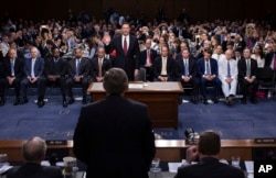 被解职的联邦调查局局长詹姆斯·科米在参议院情报委员会听证会上宣誓说真话(2017年6月8日)