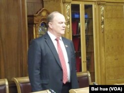 俄共领袖久加诺夫在等待会晤中国领导人习近平。习近平3月23日访问俄罗斯国家杜马时,久加诺夫是俄方代表团成员。(美国之音白桦拍摄)