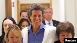 指控考斯比性侵的安德里娅·康斯坦德(中)在听到陪审团裁定被告有罪后做出反应。(2018年4月26日)