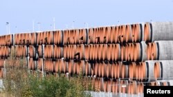 资料照片:2022年9月30日,在德国穆克兰港看到的波罗的海下北溪 2 号天然气管道的未使用管道。(路透社照片)