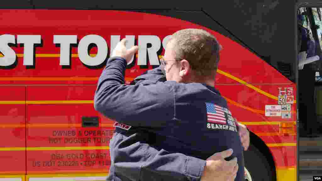 送别同僚拥抱(美国之音国符拍摄)