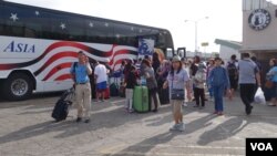 华人游客在洛杉矶准备搭大巴前往黄石公园(美国之音国符拍摄)