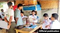 ၂၀၁၆ စက်တင်ဘာတုန်းက NVC ကဒ်ထုတ်ပေးနေစဉ် (Photo Credit: MOI Webportal Myanmar)