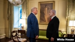 2025年7月7日,特朗普总统与以色列总理内塔尼亚胡在白宫晚宴前进行私人交谈。(白宫官方照片)
