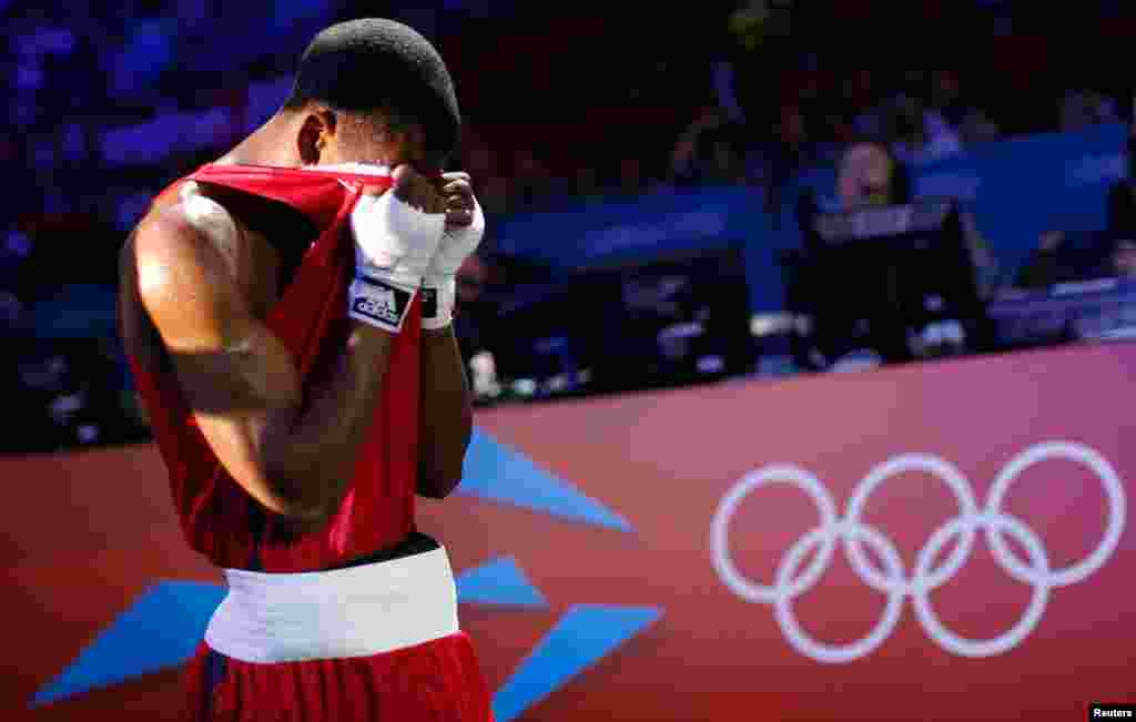 Vận động viên Mỹ Jamel Herring rời võ đài sau khi thua vận động viên Kazakhstan Daniyar Yeleussinov trong môn quyền Anh nam hạng nhẹ (64 kg) vòng 32.